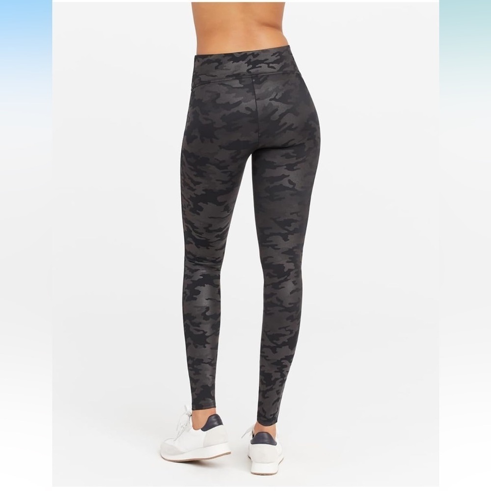 SPANX Faux Leather Camo Leggings Matte Black Camo Size Large - Picture 2 of 14